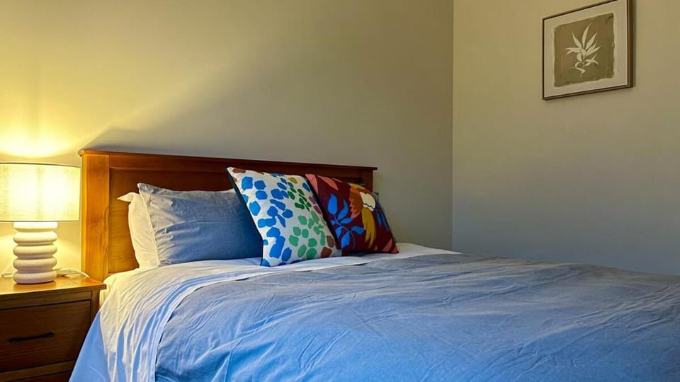 Willow & Light Spacious Warm 4BR Family Retreat Villa in Hamilton