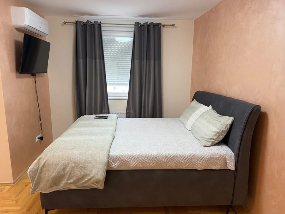 Bed, TV and multimedia, Bedroom