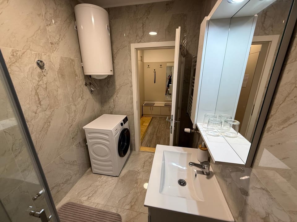 Shower, Toilet, Bathroom, towels, washing machine