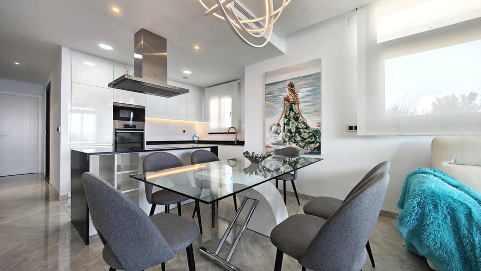 Kitchen or kitchenette, Dining area