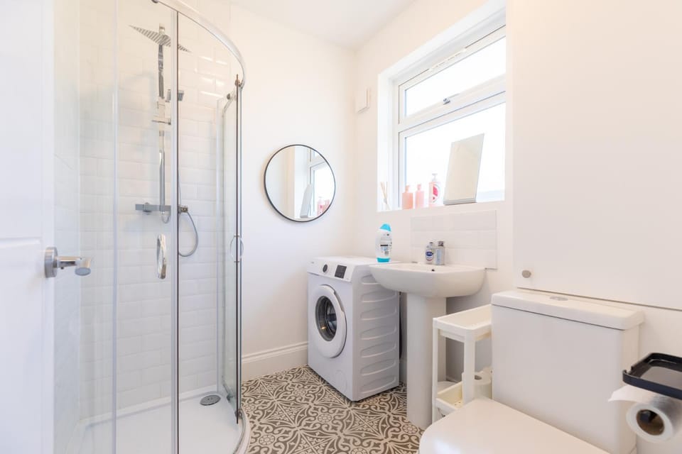Bright First Floor Studio with Private Shower Room Apartment in London Borough of Southwark
