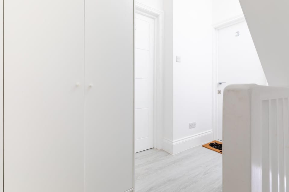 Bright First Floor Studio with Private Shower Room Apartment in London Borough of Southwark