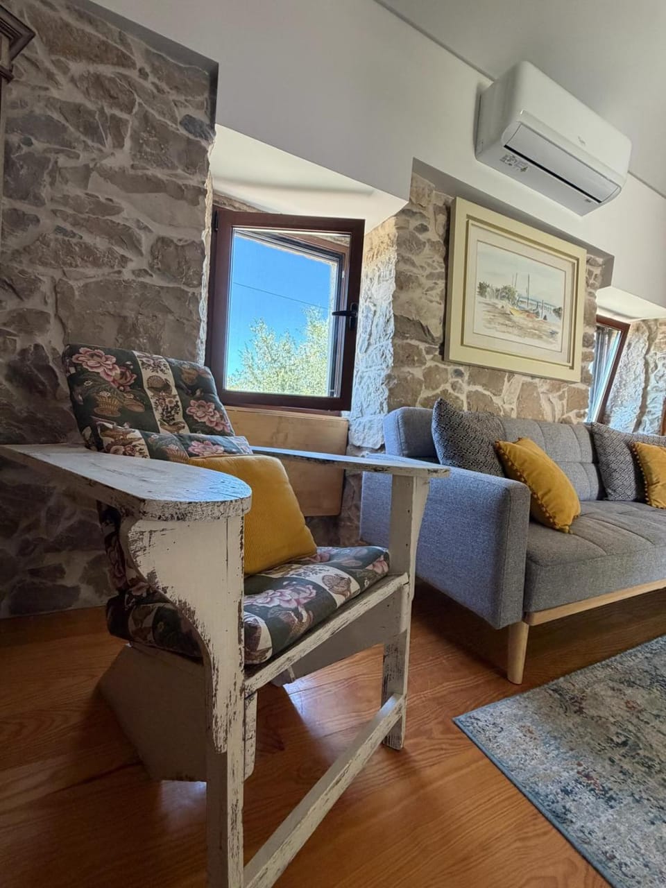 TV and multimedia, Living room, Seating area, air conditioner