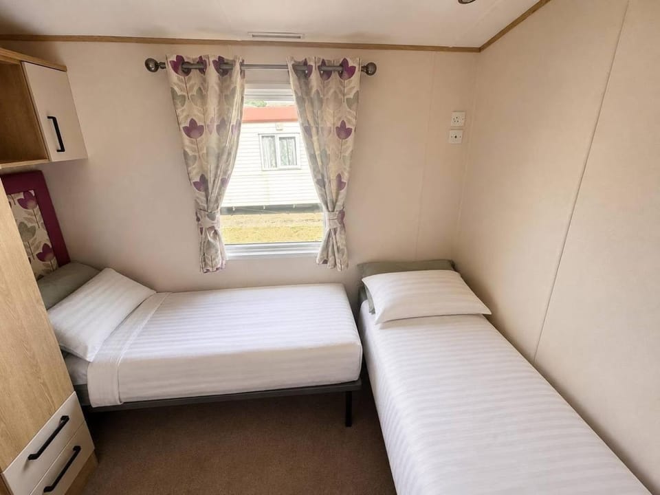 Cabin Sleeps 8 with Parking and Balcony Cabin in Ingoldmells