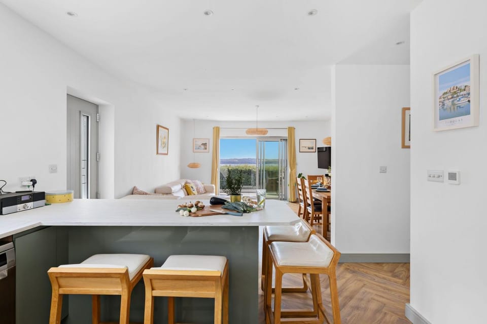 Kitchen or kitchenette, Seating area, Dining area