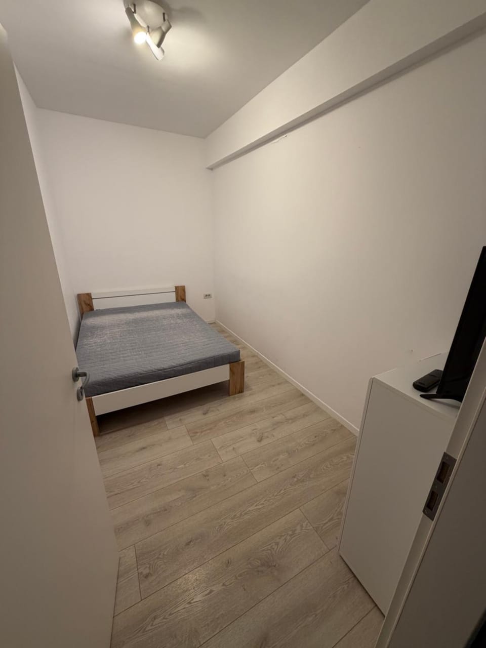 Bed, TV and multimedia, Bedroom