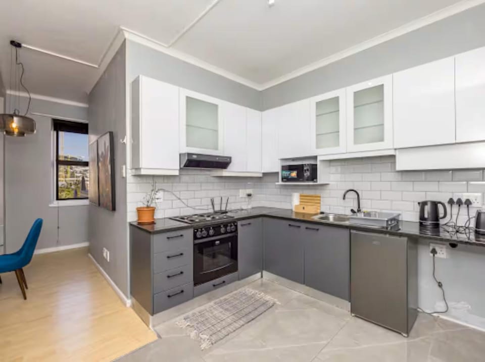 Mountain View 2BDR Apt with Parking and Pool Apartment in Cape Town