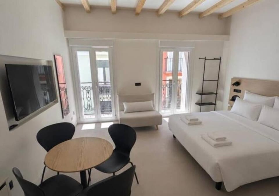 Communal lounge/ TV room, Bed, TV and multimedia, Dining area, Bedroom, towels