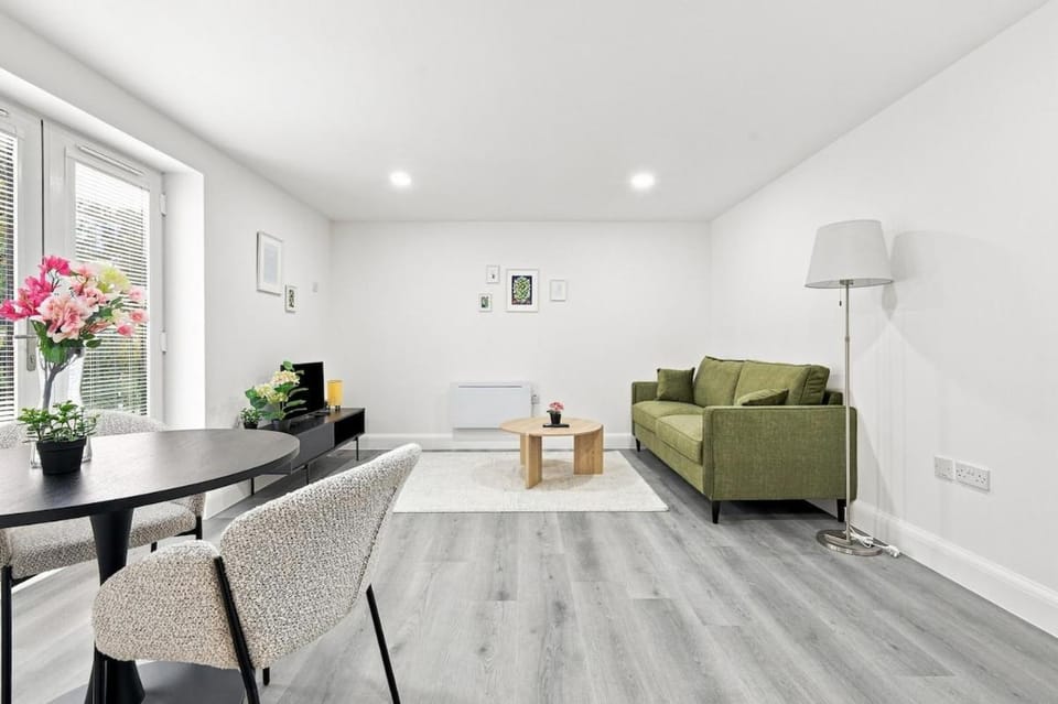 Brand New 1-Bed Ilford Lane Near Station Apartment in Barking