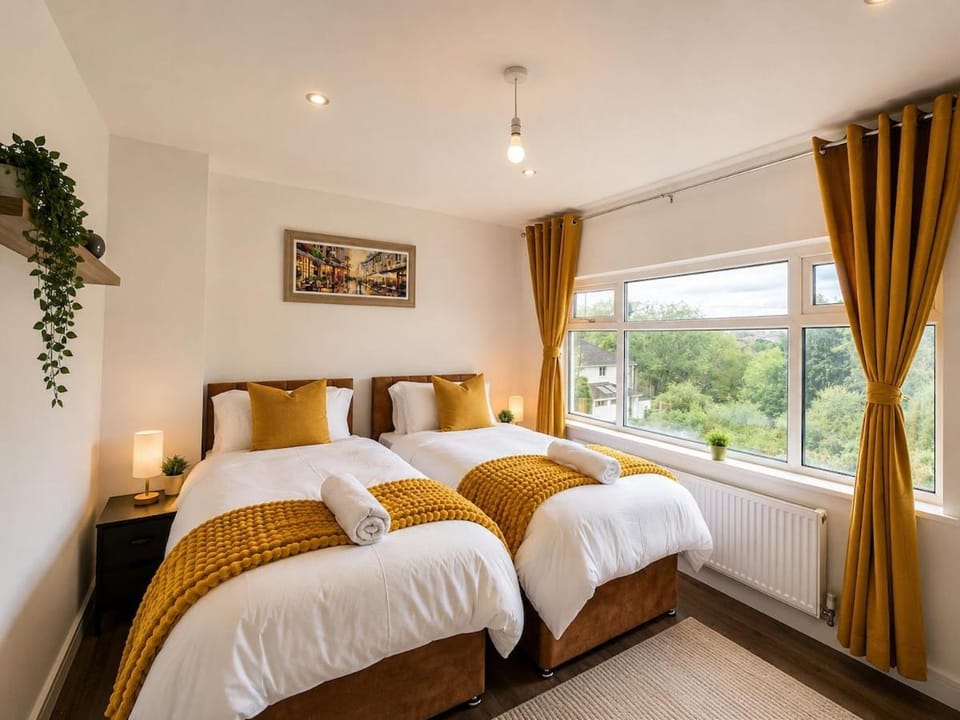Spacious 3-Bed Cardiff Retreat Groups, Families House in Cardiff