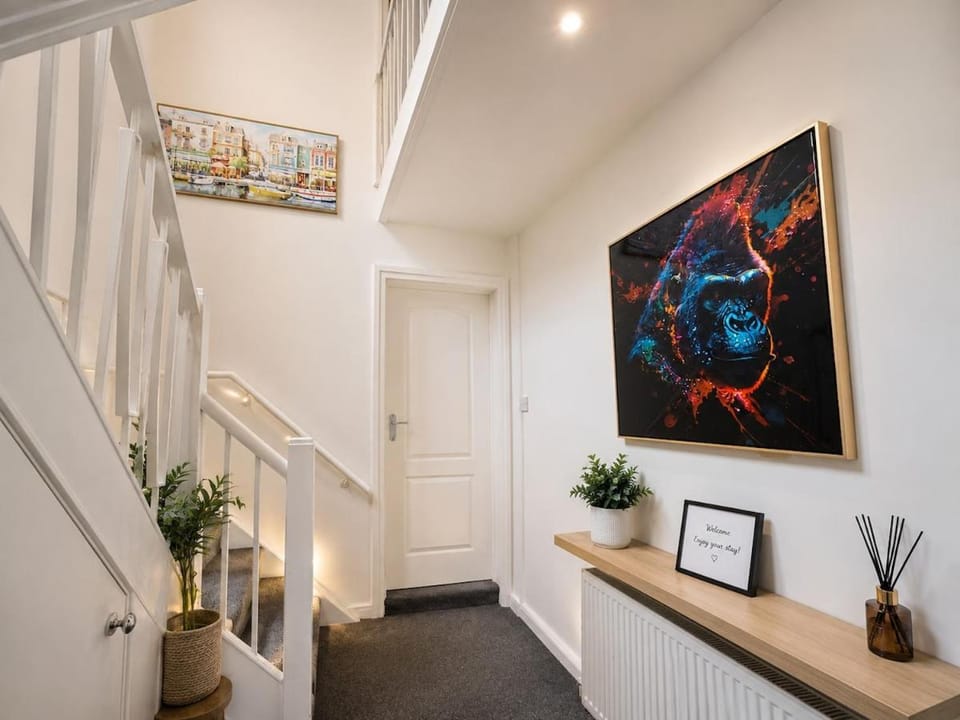 Spacious 3-Bed Cardiff Retreat Groups, Families House in Cardiff