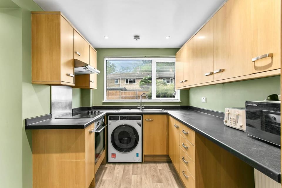 4Br Home free parking perfect for professionals House in Bracknell