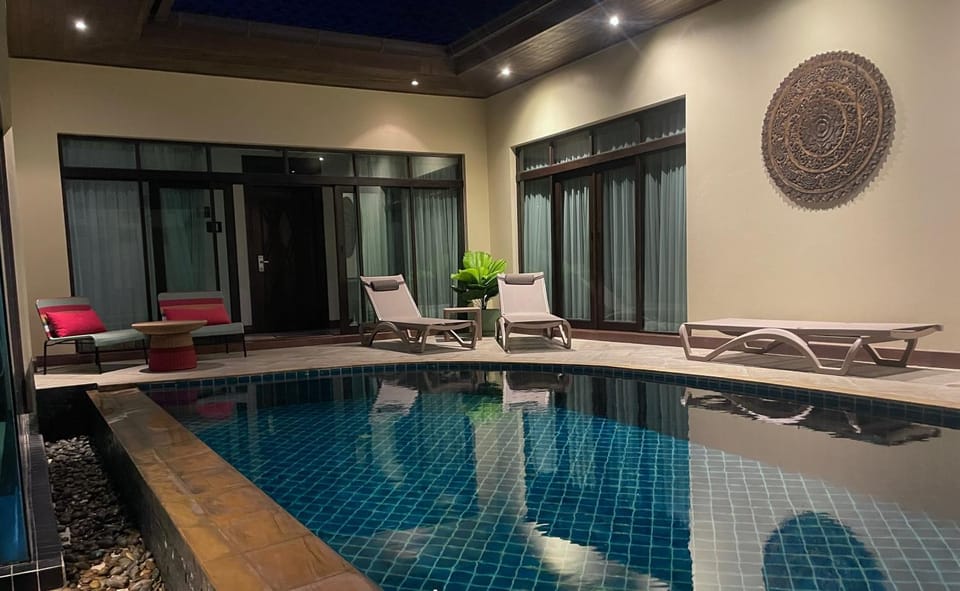 Pool view, Swimming pool, sunbed