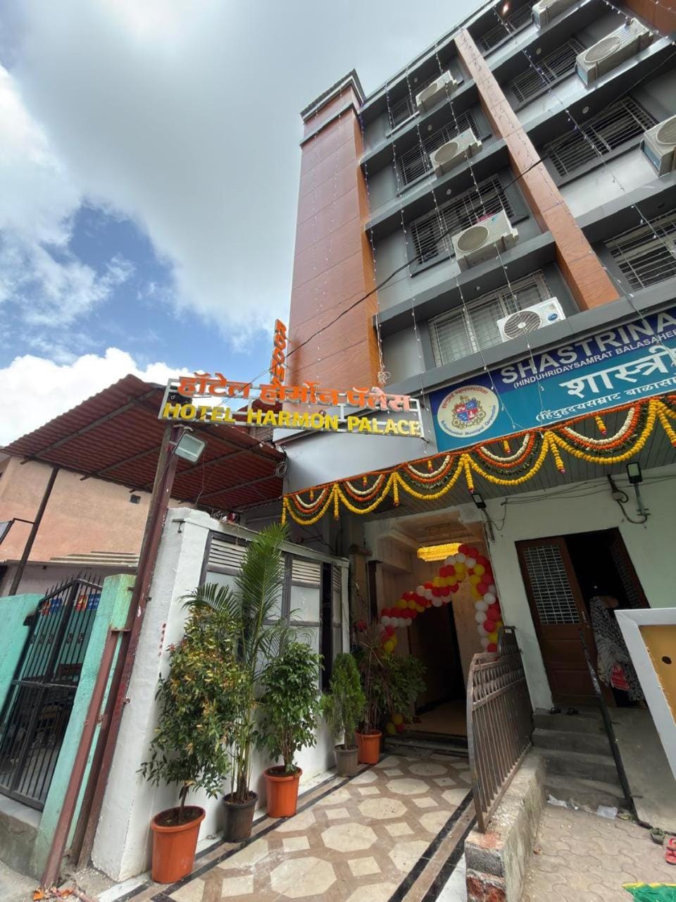 Facade/entrance