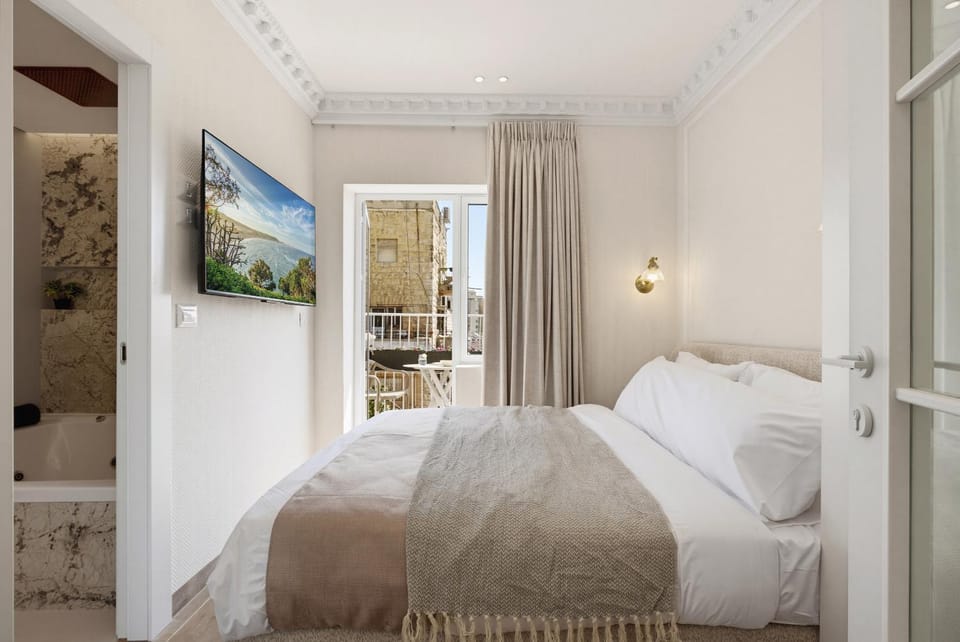 Bed, TV and multimedia, Bedroom