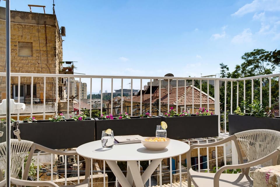 Property building, View (from property/room), Balcony/Terrace, Seating area, Dining area