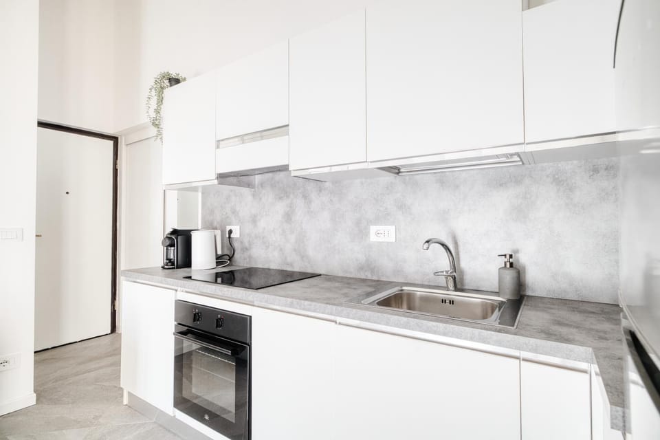 Coffee/tea facilities, Kitchen or kitchenette, stove