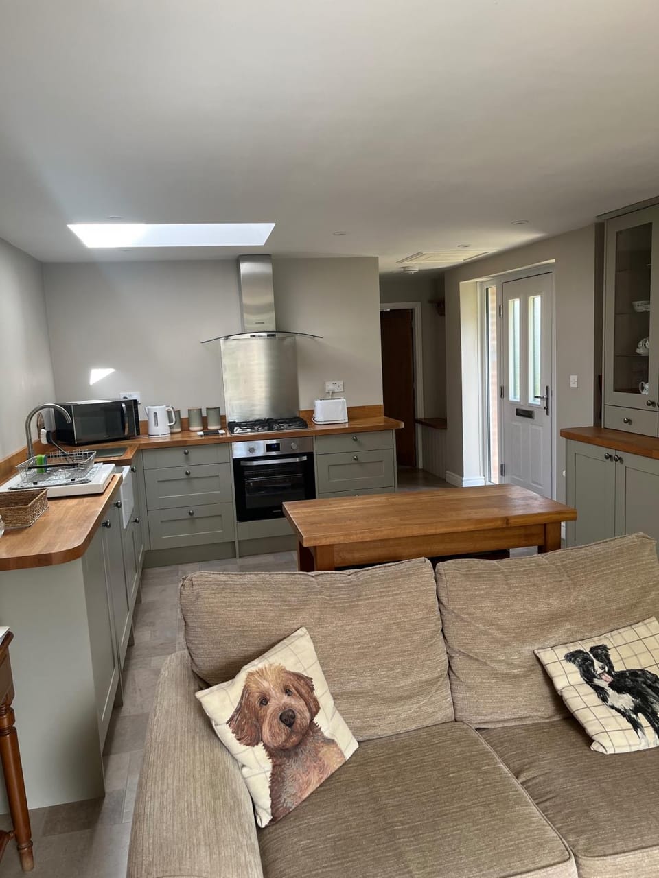 Kitchen or kitchenette, Living room, Seating area, microwave, stove