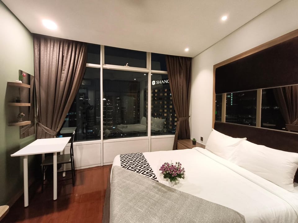 Bed, TV and multimedia, Living room, Photo of the whole room, Seating area, Bedroom