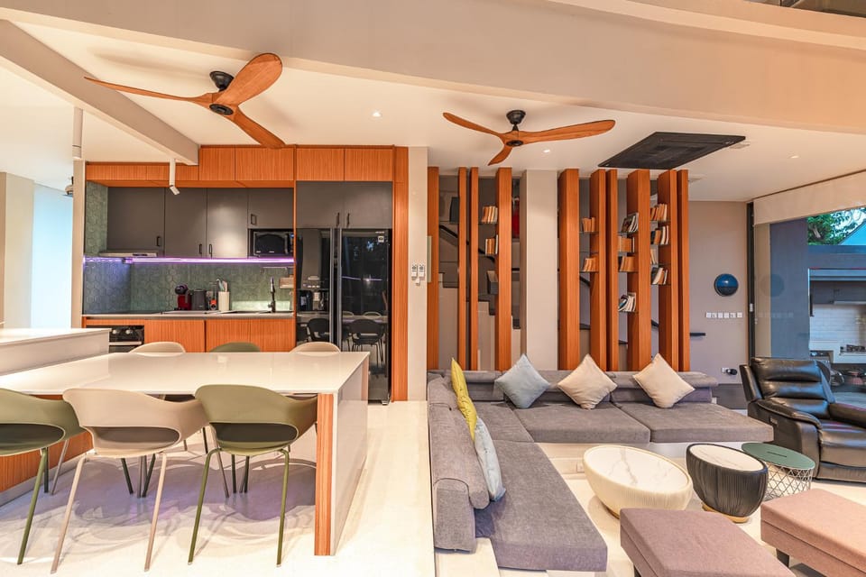 Kitchen or kitchenette, Living room, Seating area, Dining area