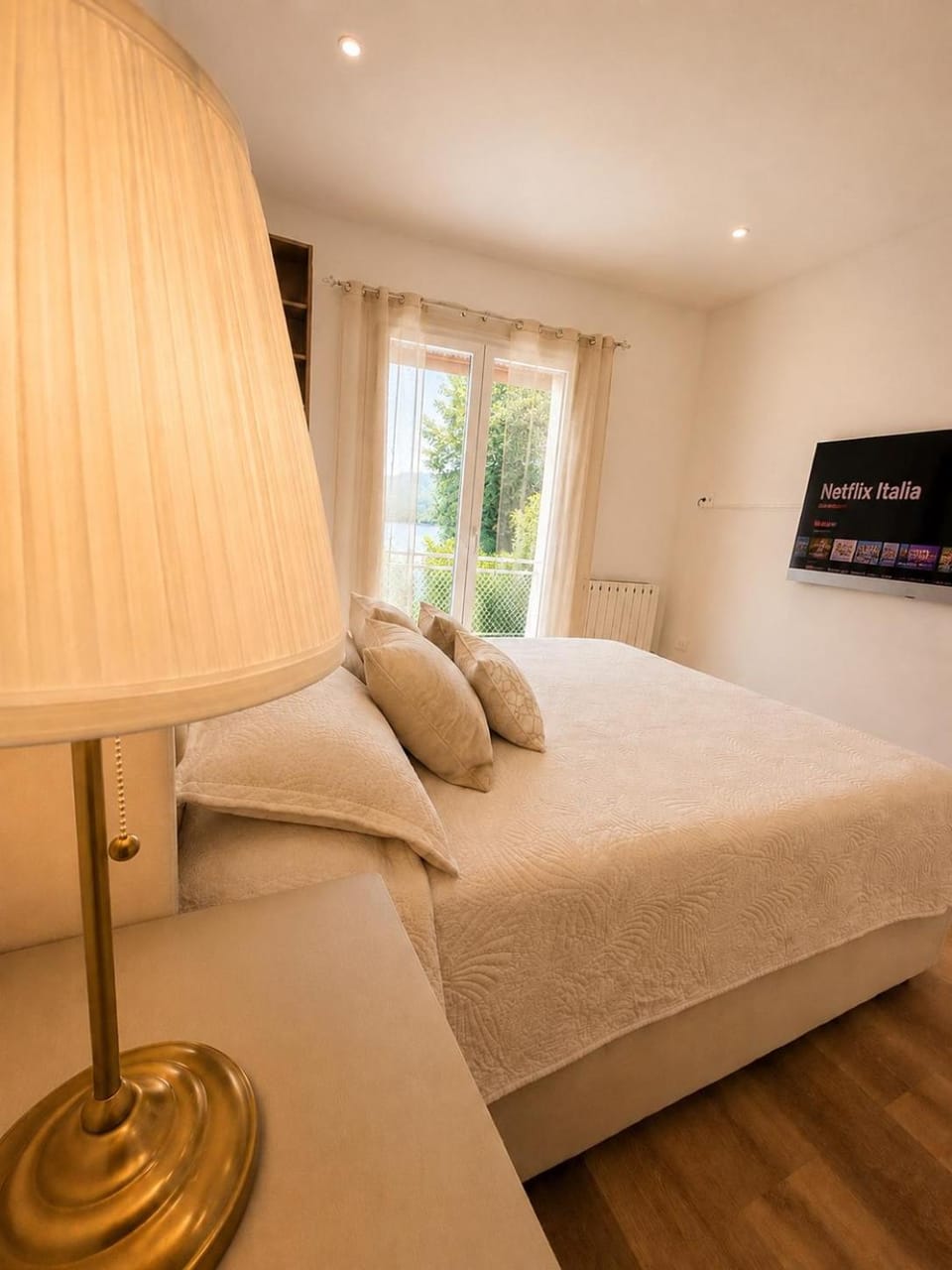 Bed, TV and multimedia, Photo of the whole room