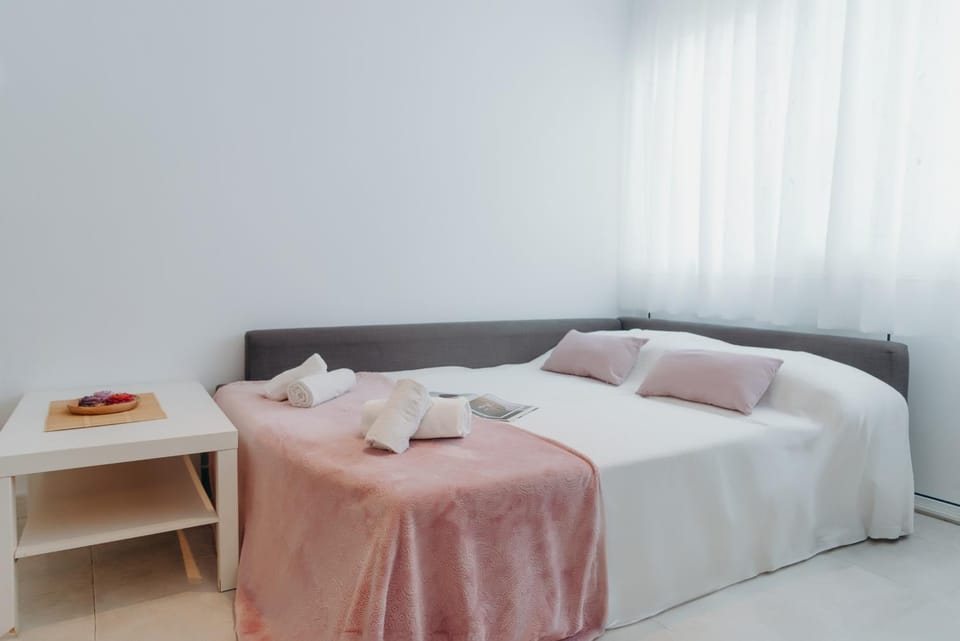 Photo of the whole room, Bedroom