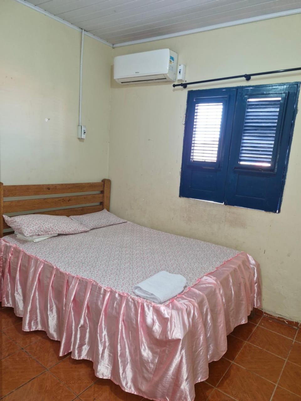Bed, Bedroom, air conditioner