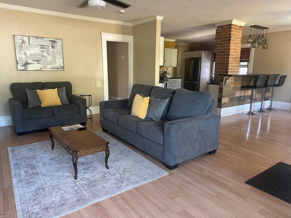 Sleeps 9, Cozy Midtown home, 600ft from Truckee River House in Reno