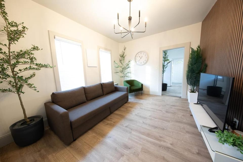 Modern Apt Near Airport 7 Min to Downtown Apartment in Chelsea