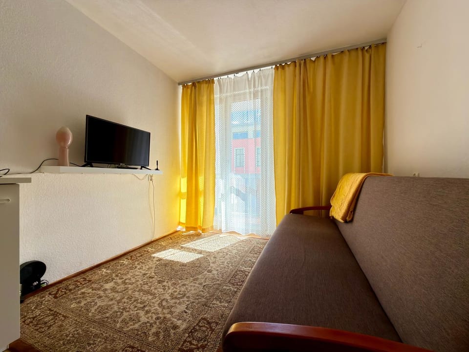 Communal lounge/ TV room, Bed, TV and multimedia, Living room, Photo of the whole room, Seating area, Evening entertainment, Bedroom