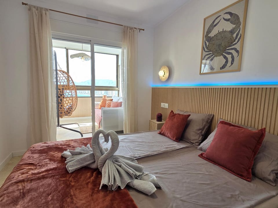 Bed, Bedroom, towels