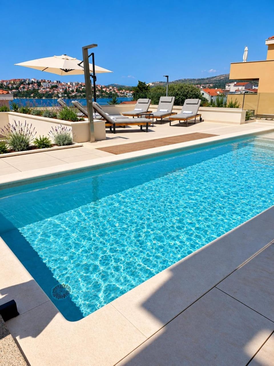 Day, Swimming pool, sunbed