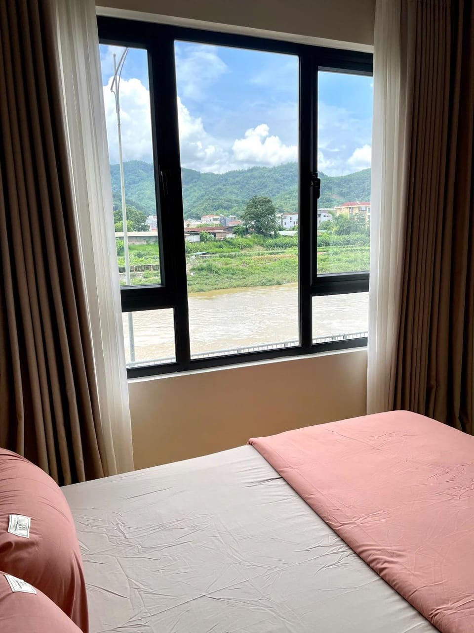Bed, Photo of the whole room, Bedroom, Mountain view