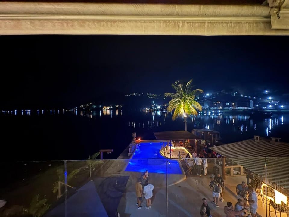 Casa a beira mar com piscina e vista sensacional House in Angra dos Reis