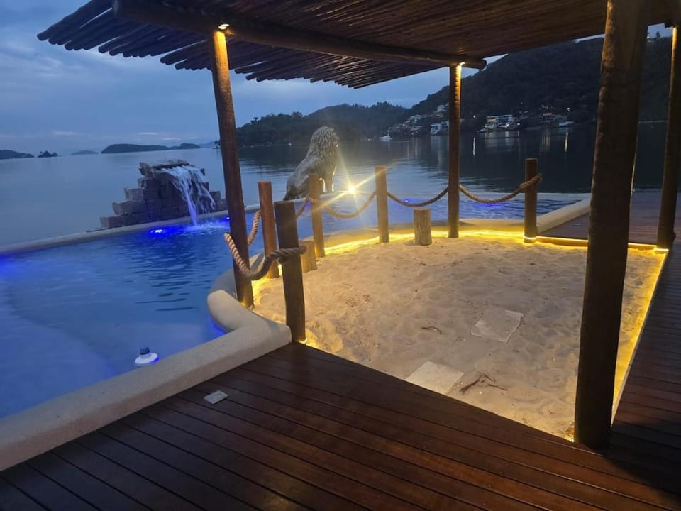 Casa a beira mar com piscina e vista sensacional House in Angra dos Reis