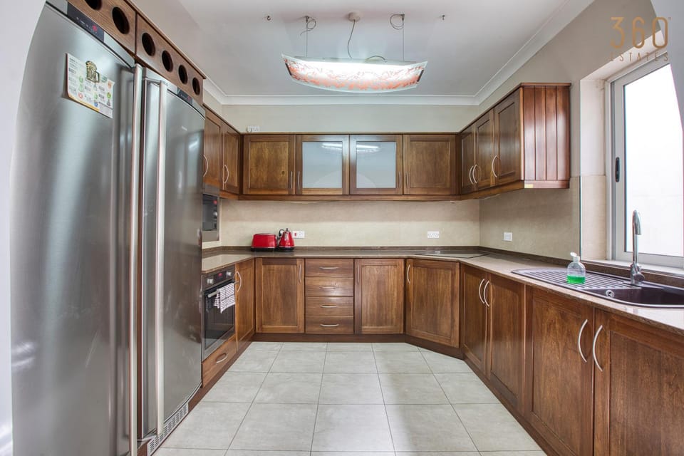 Kitchen or kitchenette, dishwasher, minibar, oven, stove
