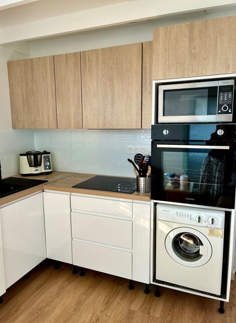 Kitchen or kitchenette, dishwasher, stove, toaster
