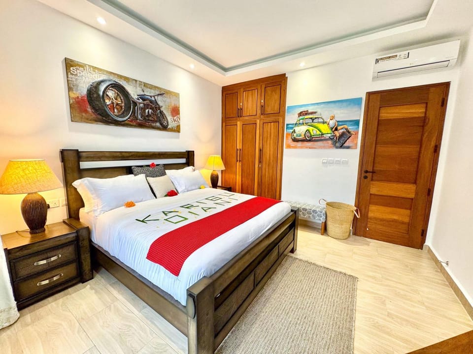 Bed, Photo of the whole room, Bedroom, wardrobe, air conditioner