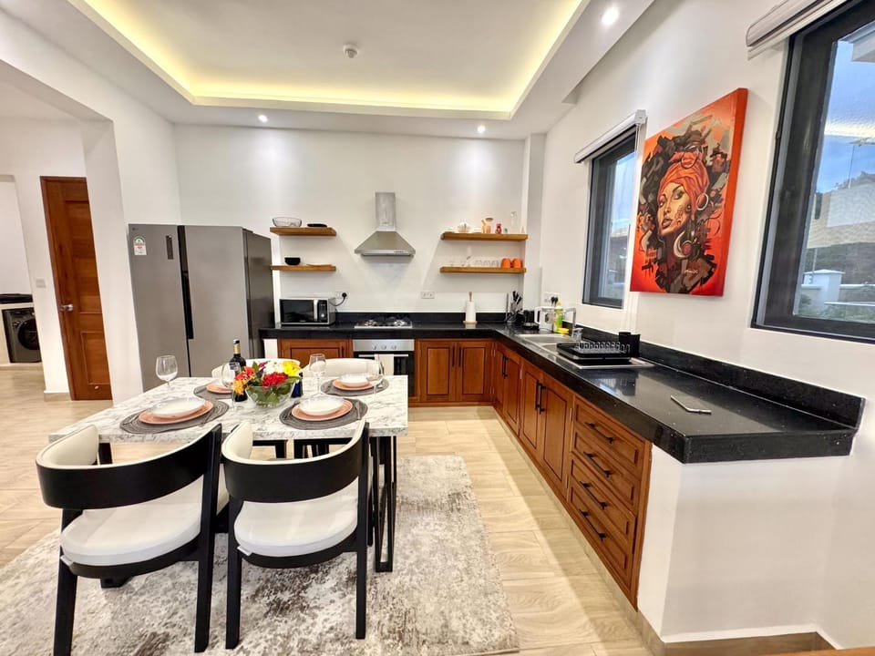 Kitchen or kitchenette, Dining area, oven, stove