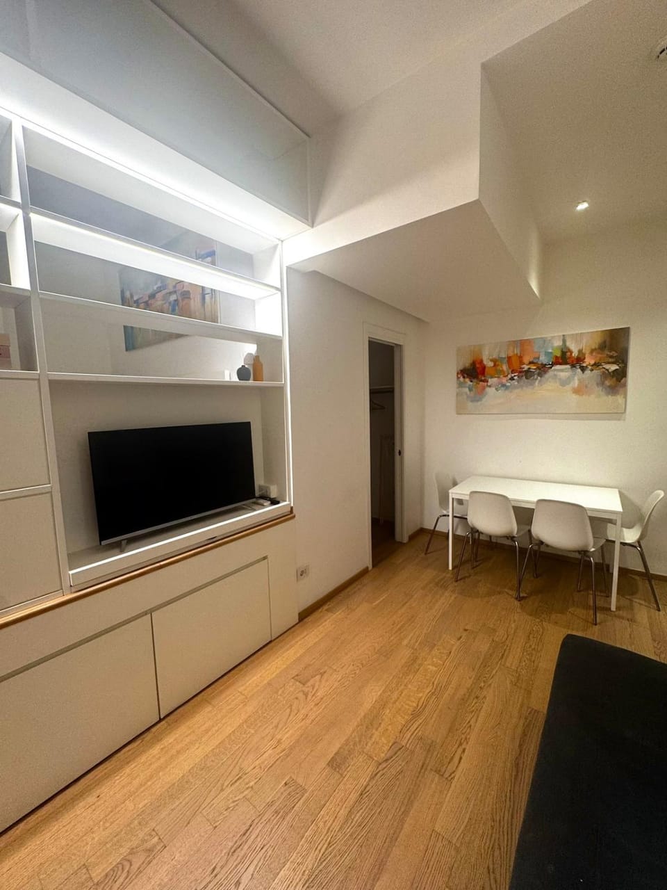 Modern Design Apartment - Near Metro & City Center Apartment in Milan