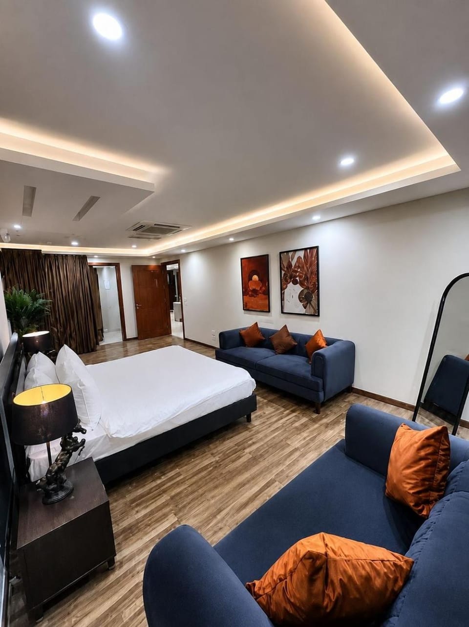 Bed, Photo of the whole room, Seating area, Bedroom