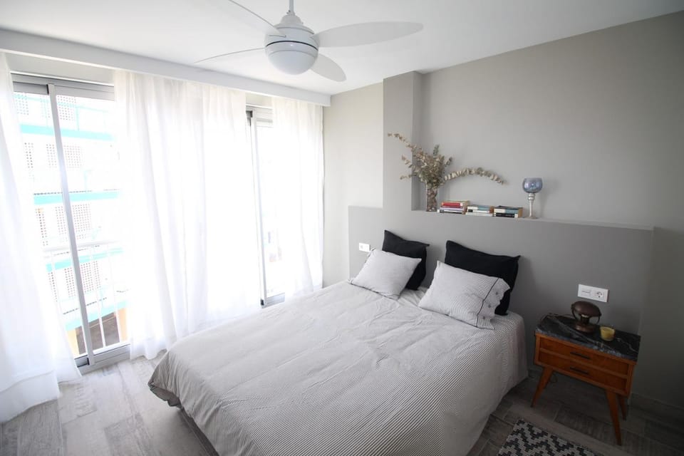 Bed, Other, Photo of the whole room, Bedroom, fireplace