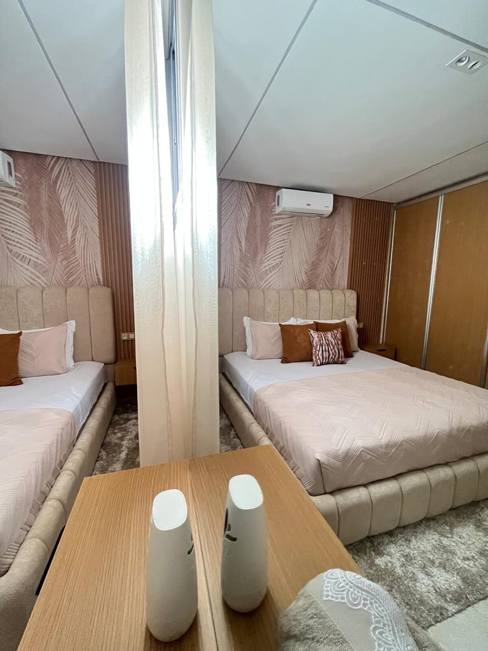 Bed, Photo of the whole room, Bedroom, air conditioner
