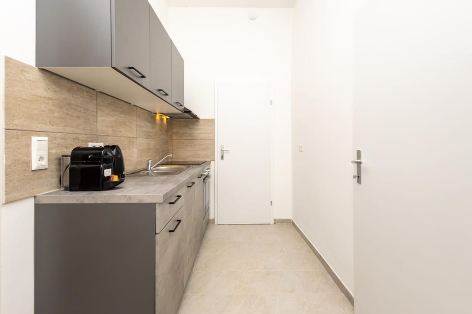 Coffee/tea facilities, Kitchen or kitchenette, dishwasher, oven, stove