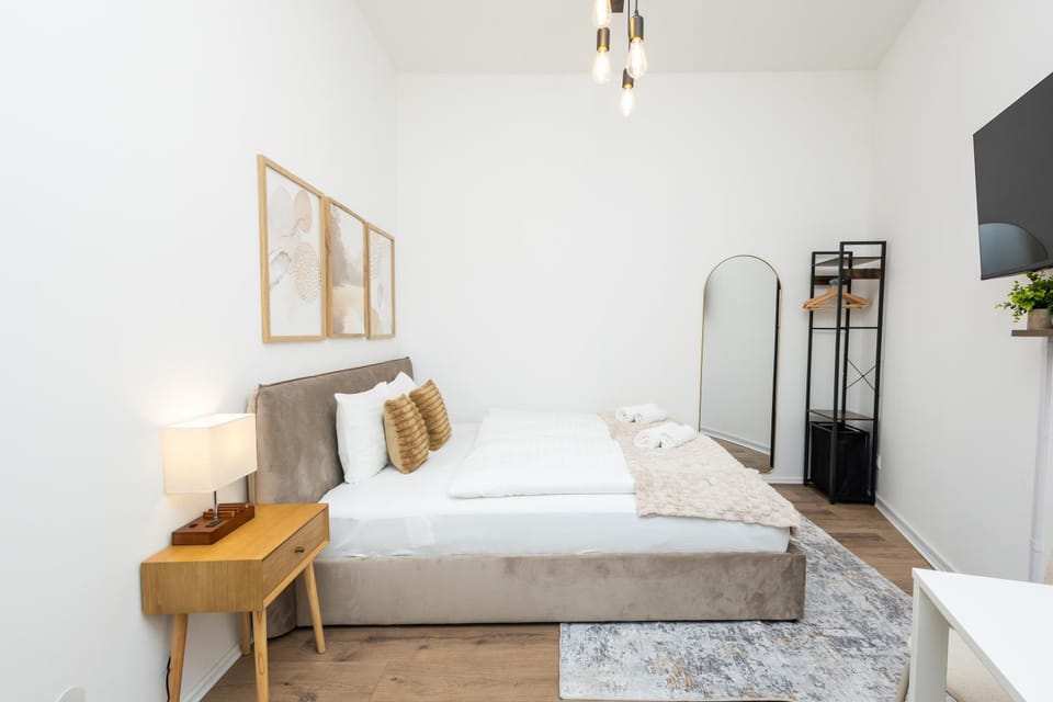 Bed, TV and multimedia, Photo of the whole room, Bedroom, wardrobe