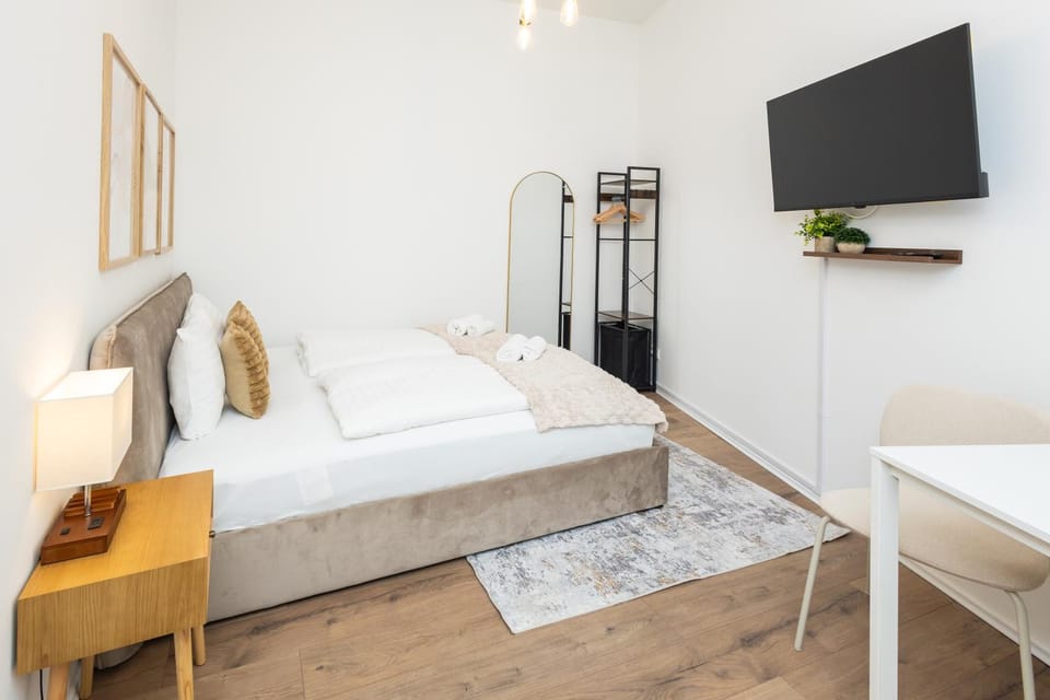 Bed, TV and multimedia, Photo of the whole room