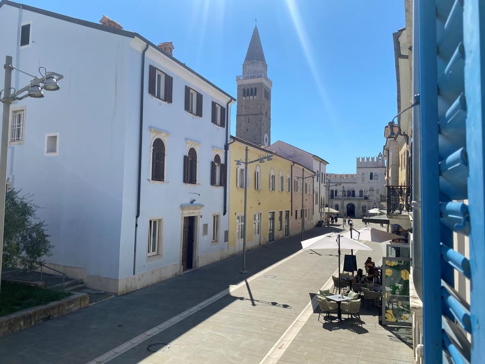 City view, Landmark view, Street view, Location