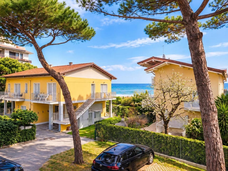 Property building, Spring, Day, Natural landscape, Garden, Garden view, Sea view, Parking