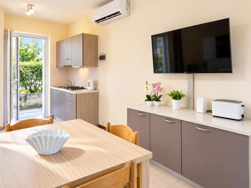 Bed, TV and multimedia, Kitchen or kitchenette, Living room, Photo of the whole room, Seating area, Dining area, Bedroom, minibar, oven, air conditioner