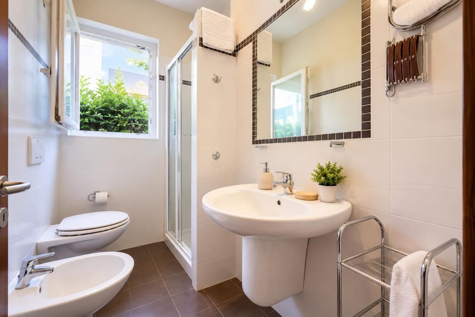 Shower, Toilet, Bathroom, bidet, towels